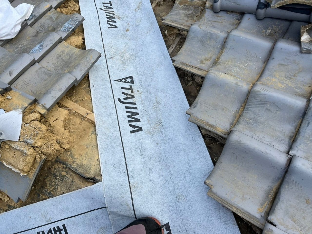 奈良市の谷板金交換工事、防水紙設置